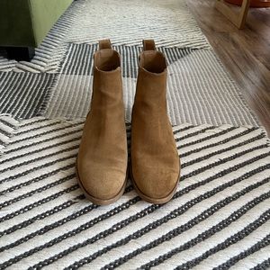 Everlane Chelsea boot - suede camel - w8